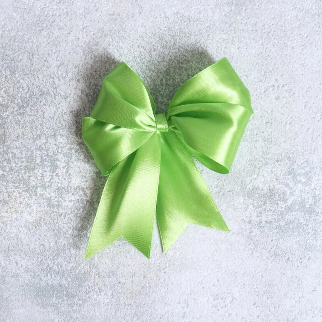 Saténová stuha 40 mm travní zelená – detail mašle